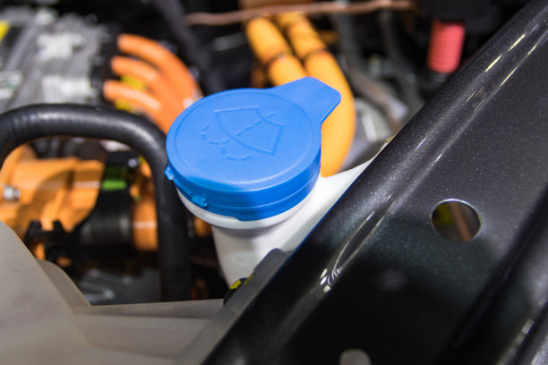 汽车系统水和填充玻璃注射水进入汽车发动机图片下载