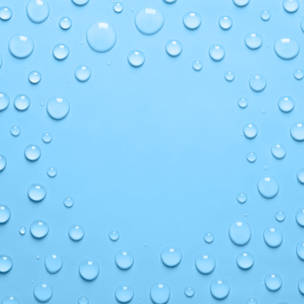 正方形框架的水滴在一个柔和的蓝色背景。水的纹理接近。背景玻璃上覆盖着水滴。水泡泡图片下载
