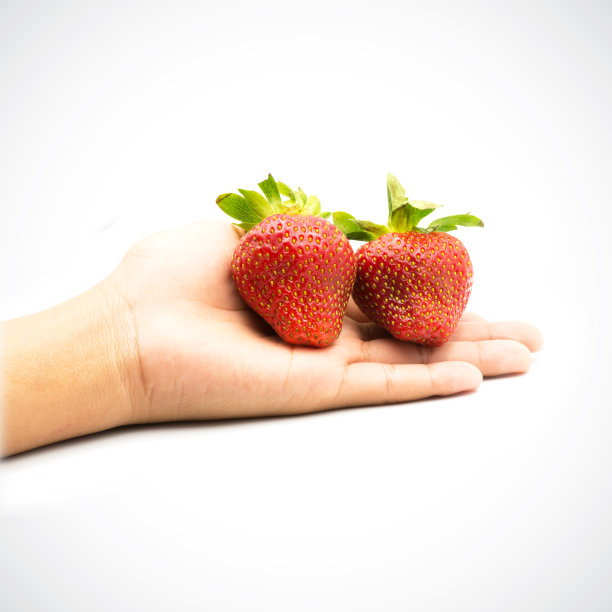 白色背景上的甜美草莓。图片下载