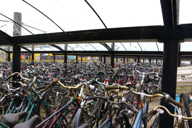 荷兰恩克惠曾的多云秋日图片下载