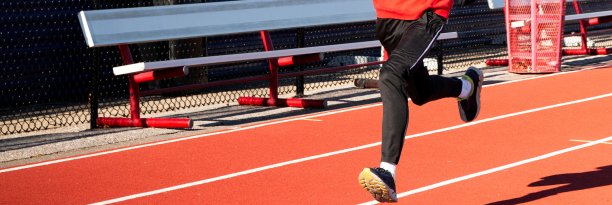 在跑道上奔跑的运动员的腿图片下载