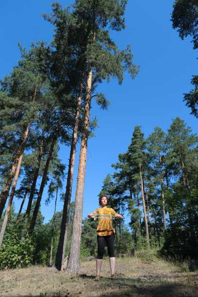 成熟的女人在自然公园用抵抗带锻炼图片下载