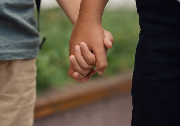 手牵手。特写镜头。图片下载