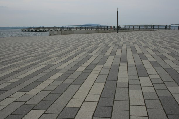 宽阔空荡的院子图片下载