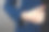 女人的手剪短，戴着手镯。女士手腕上的链手镯。蓝色背景。特写镜头。图片下载