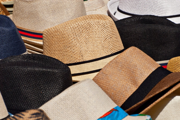 集市上有很多帽子。桌子上有五颜六色的帽子。图片下载