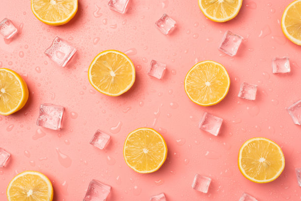 多汁的柠檬半块冰块和水滴在孤立的浅粉色背景的俯视图照片图片下载