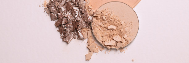 崩溃米色面部整理和液体粉末和崩溃眼影纹理。在米色背景上化妆的宏观纹理图片下载