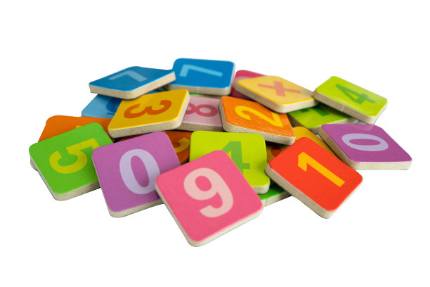 数学数字在白色背景上色彩斑斓，教育研究数学学习教观念。图片下载