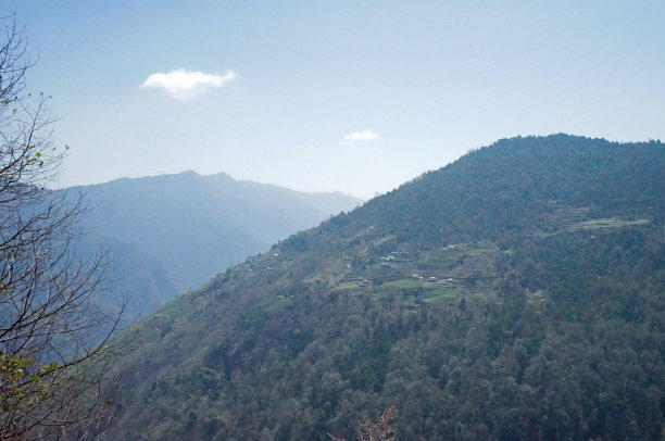 尼泊尔，在乌云密布的蓝天下，徒步前往戈雷帕尼潘山欣赏绿色山景图片下载
