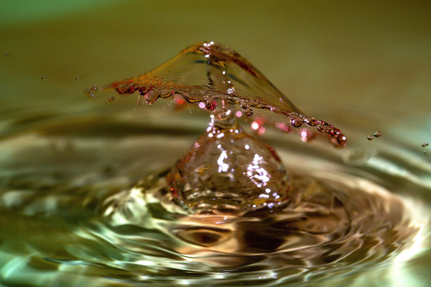 水滴皇冠碰撞图片下载