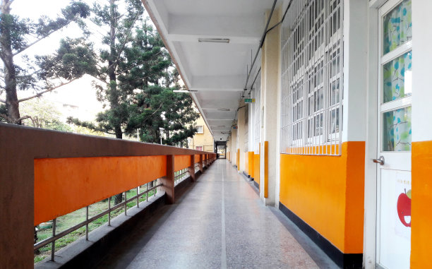小学教室走廊图片下载
