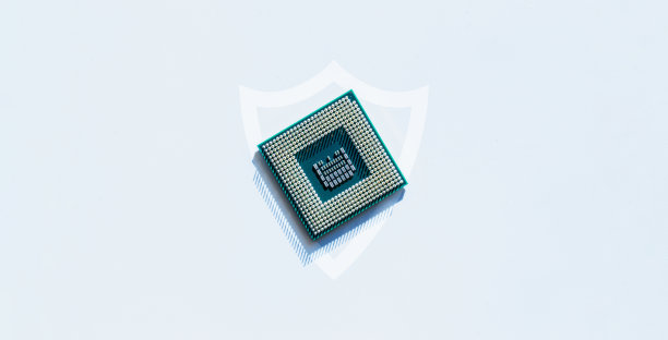 计算机安全。网络数字安全技术与计算机处理器芯片上的白色背景。互联网数据隐私，网络安全保护概念。图片下载