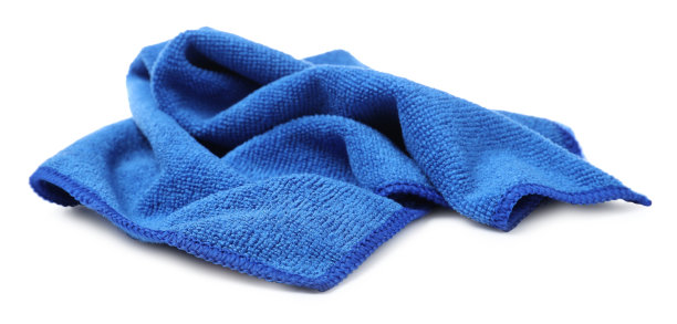 干净的蓝色超细纤维布隔离在白色图片下载