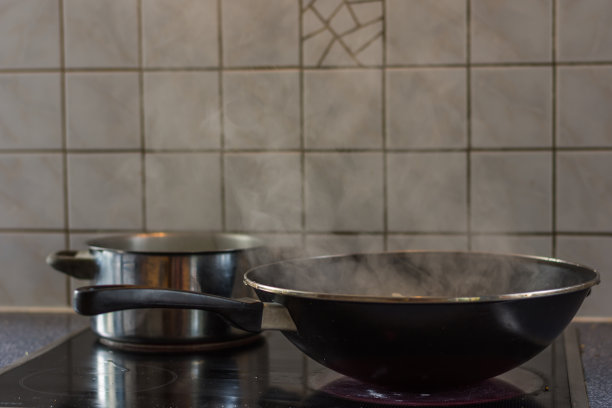 做饭时在厨房里抽烟图片下载