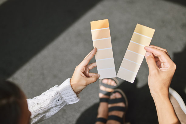 裁剪的照片，一对陌生的夫妇坐在一起，规划他们新家的室内设计图片下载