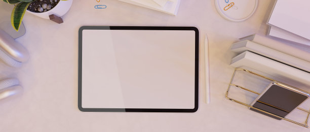 空白的空白屏幕笔记本电脑模拟工作空间装饰的办公用品在现代设计图片下载