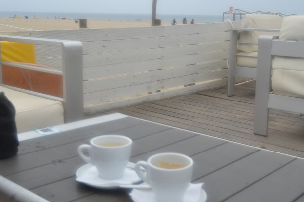 两杯热饮和茶托放在桌子上图片下载