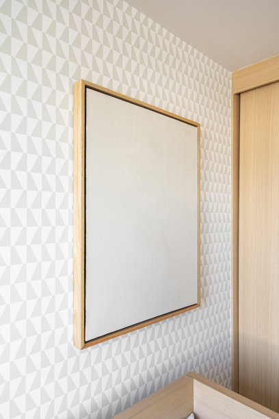 房屋装饰，空木框，海报，空白画布，模拟，在灰色的墙壁上，卧室，模板角度视图图片下载