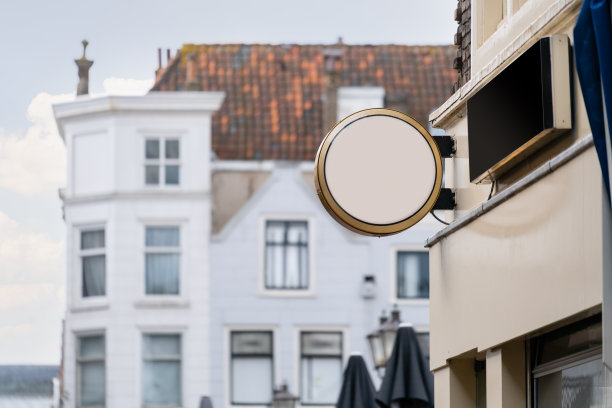 建筑墙上的圆形指示牌模型图片下载