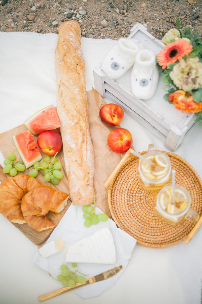 在湖边的一次美丽的野餐。点心,水果,西瓜。夏天。柠檬水。图片下载