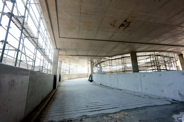 停车场入口仍在建设中。图片下载