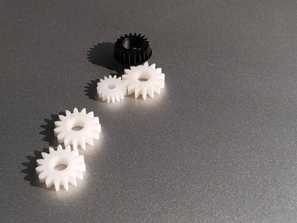 塑料齿轮在一行，最小的复制空间图片下载