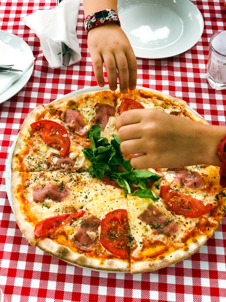 在咖啡厅里有奶酪和番茄的披萨图片下载