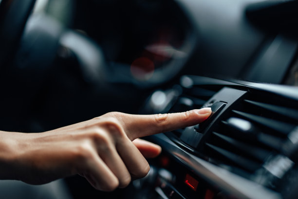 汽车灯，被司机打开。图片下载