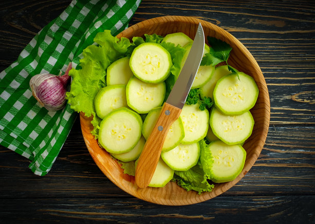 木制背景上的生西葫芦图片下载