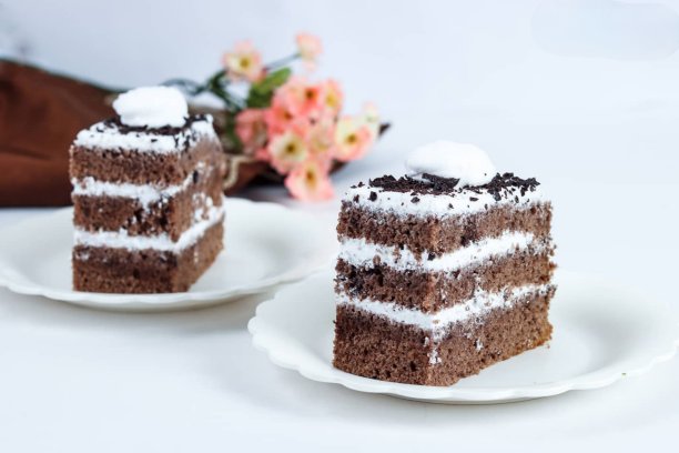 盘子里有巧克力蛋糕图片下载