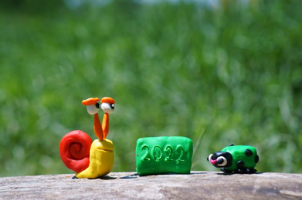 塑料制成的玩具蜗牛和瓢虫特写镜头。图片下载