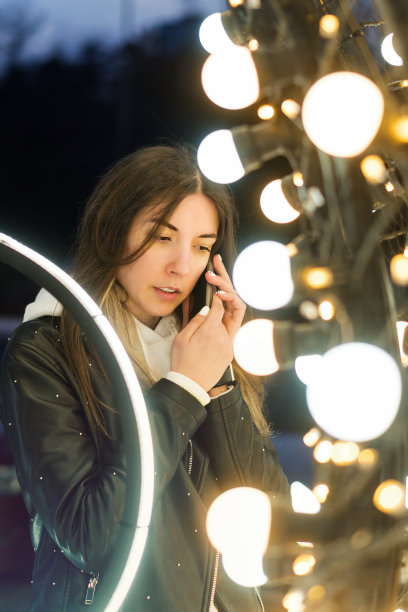 肖像女孩对背景夜灯图片下载