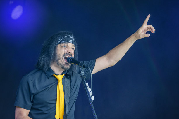 摇滚歌手在舞台上表演图片下载