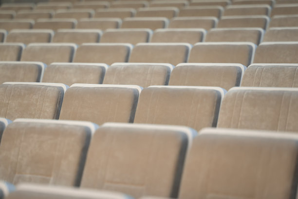 礼堂里一排空的米色椅子。图片下载