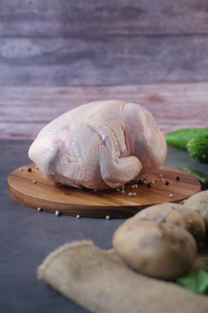 切菜板上的全鸡和蔬菜图片下载