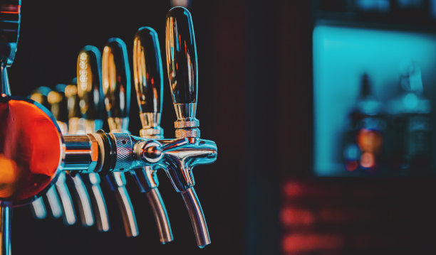 酒吧或酒吧里有许多啤酒龙头图片下载