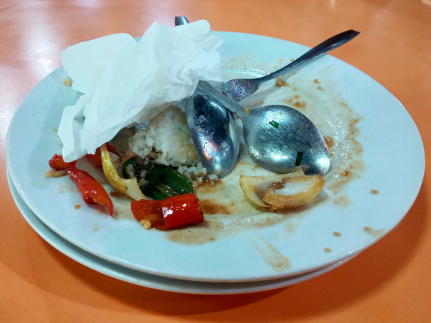 两个脏盘子被用来拍早餐照图片下载