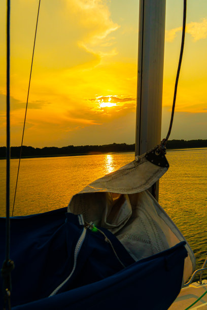在平静的湖面上航行，水面倒影。宁静安详的风景。垂直的照片。图片下载