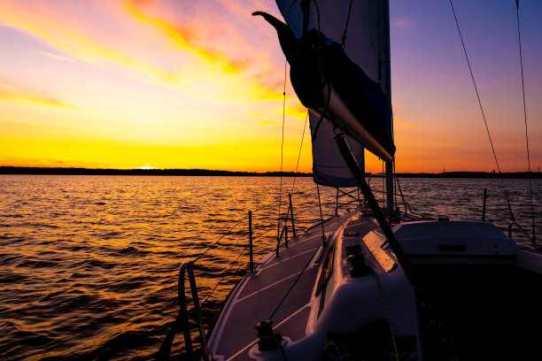 在平静的湖面上航行，水面倒影。宁静安详的风景。垂直的照片。图片下载
