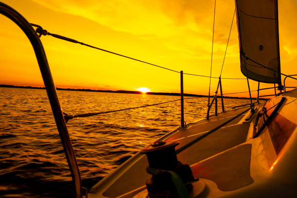 在平静的湖面上航行，水面倒影。宁静安详的风景。垂直的照片。图片下载