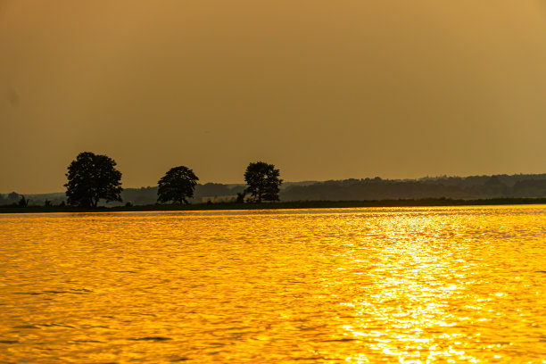 在平静的湖面上航行，水面倒影。宁静安详的风景。垂直的照片。图片下载
