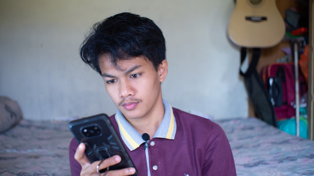 人们使用手机的照片图片下载