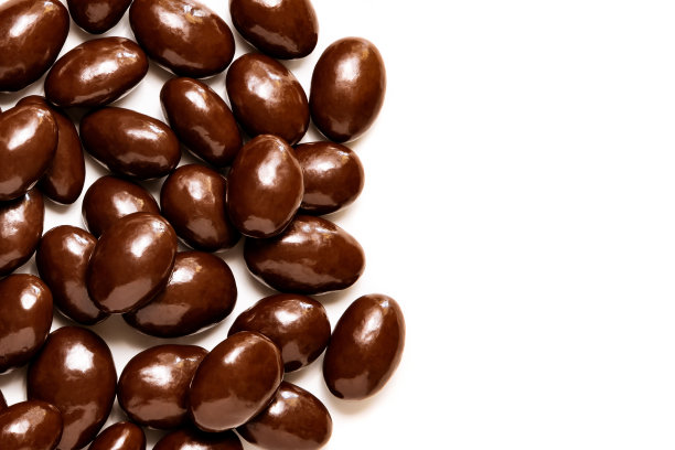 黑巧克力杏仁，白色背景巧克力糖衣图片下载