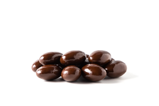黑巧克力杏仁，白色背景的巧克力糖块，孤立的图片下载