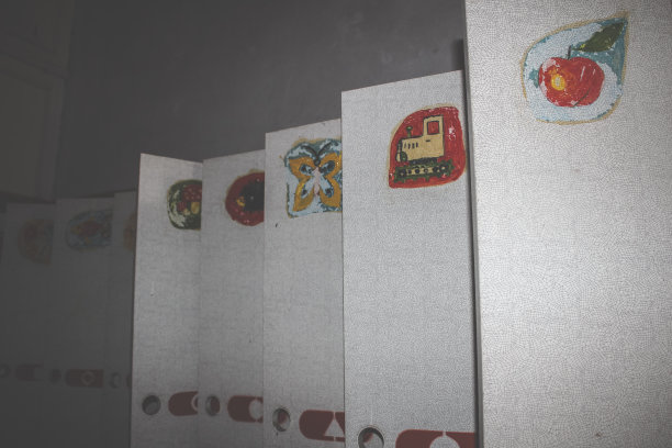 废弃幼儿园里孩子们的储物柜。门上有图片的贴纸图片下载