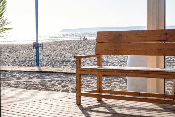 海边沙滩上的木凳图片下载