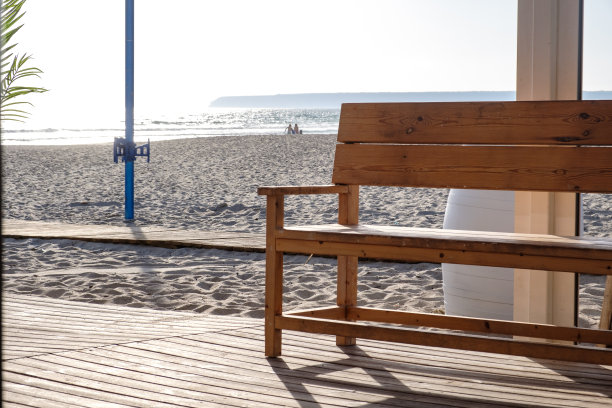 海边沙滩上的木凳图片下载