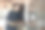 年轻的职业女厨师正在她的轻现代厨房里准备美味的蛋糕图片下载