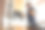 年轻的职业女厨师正在她的轻现代厨房里准备美味的蛋糕图片下载